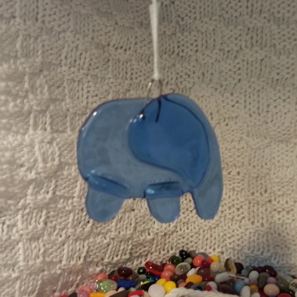 Lille elefant i lysebl